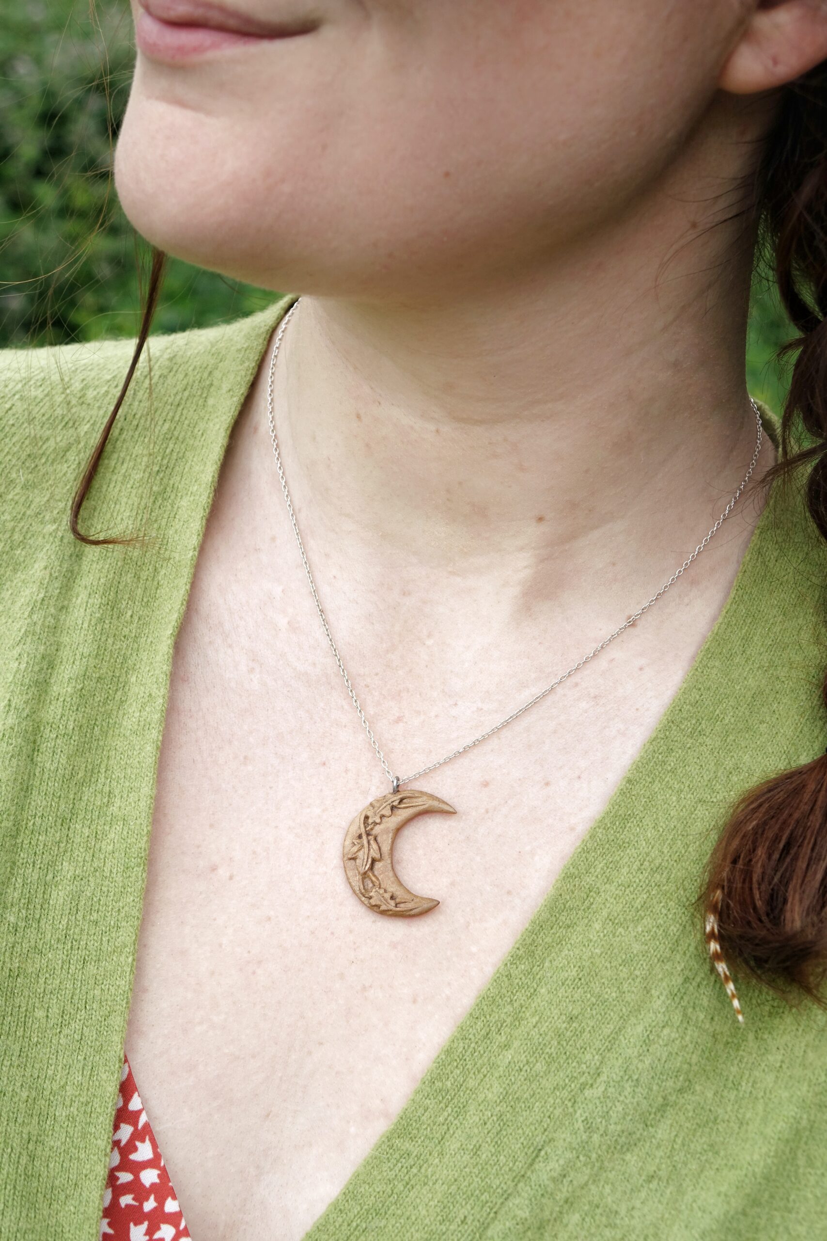 Lune d'automne - Feuillage - pendentif sculpté en pommier