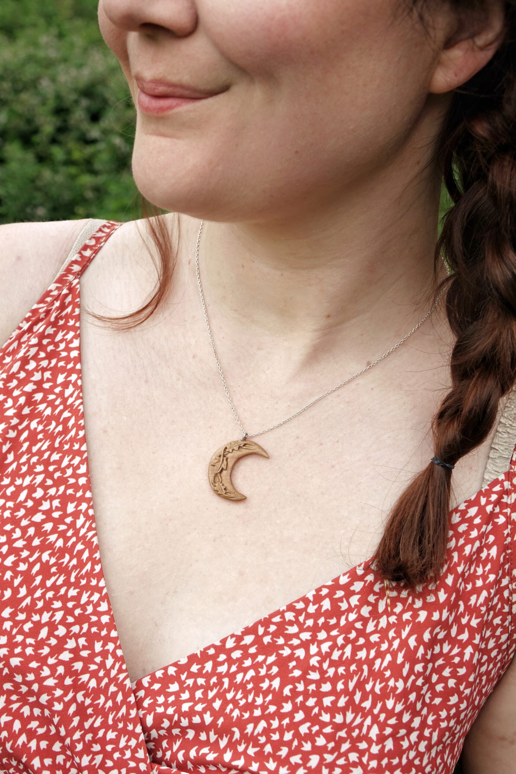 Lune d'automne - Feuillage - pendentif sculpté en pommier – Image 3