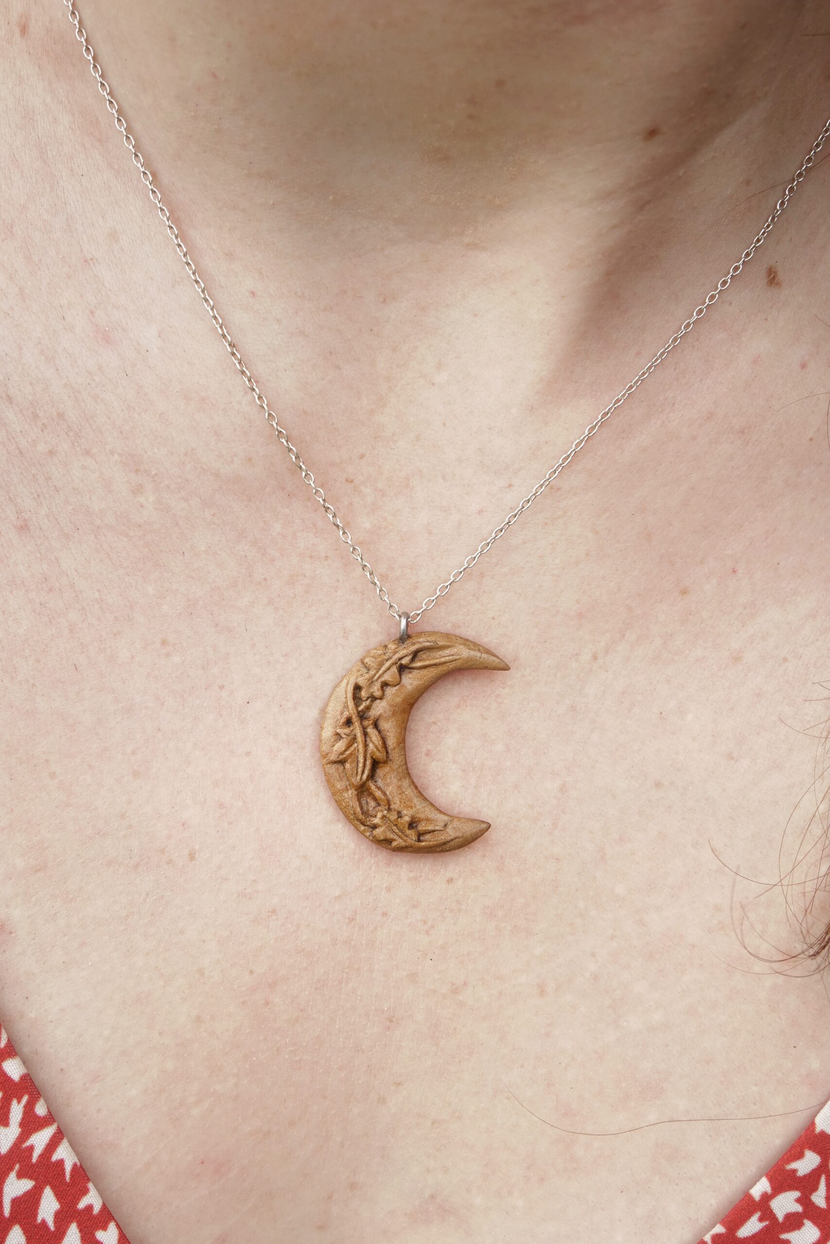 Lune d'automne - Feuillage - pendentif sculpté en pommier – Image 2