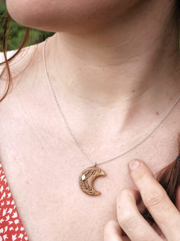 Lune d'automne - Sylve - pendentif sculpté en pommier et nacre