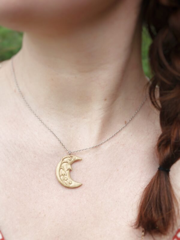 Pendentif en bois sculpté à la main, en buis, avec des motifs de muguets délicatement entrelacés