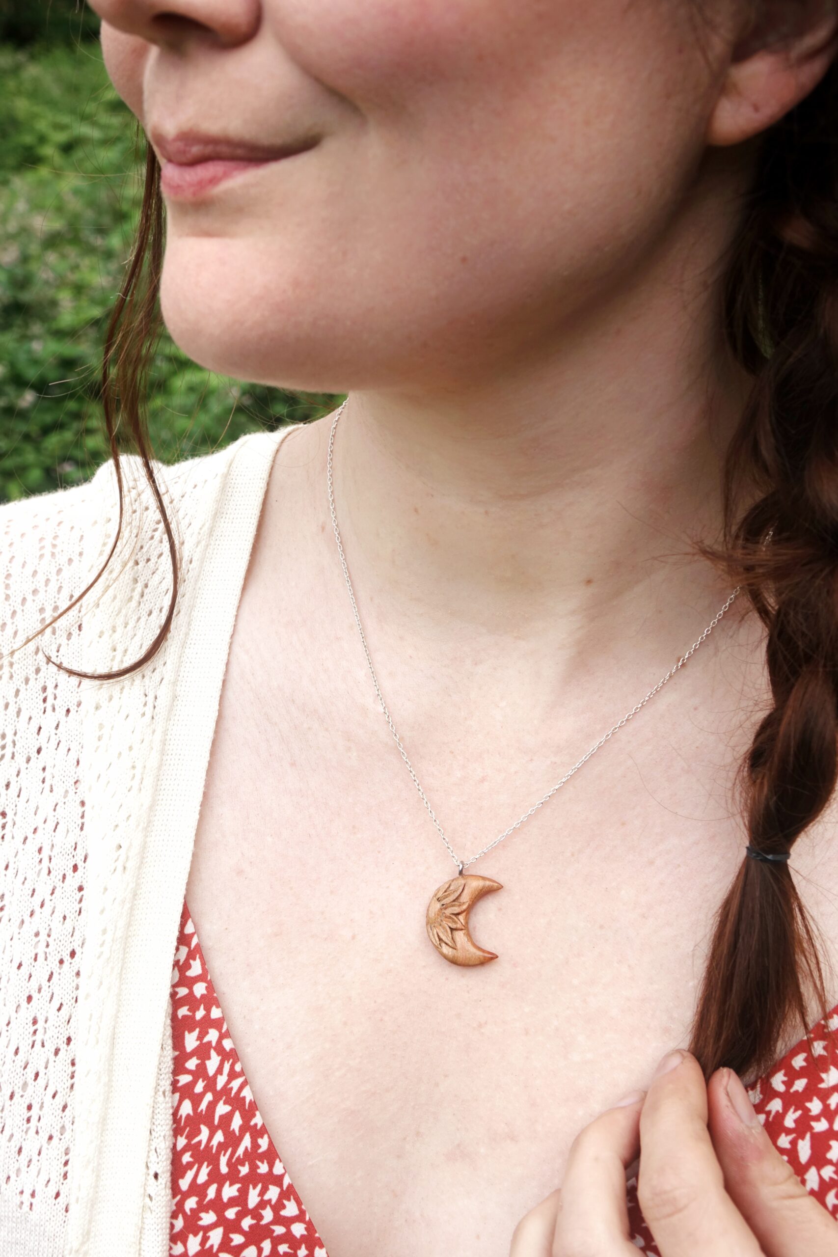 Lune d'été - Astral - pendentif sculpté en bois de prunier – Image 5