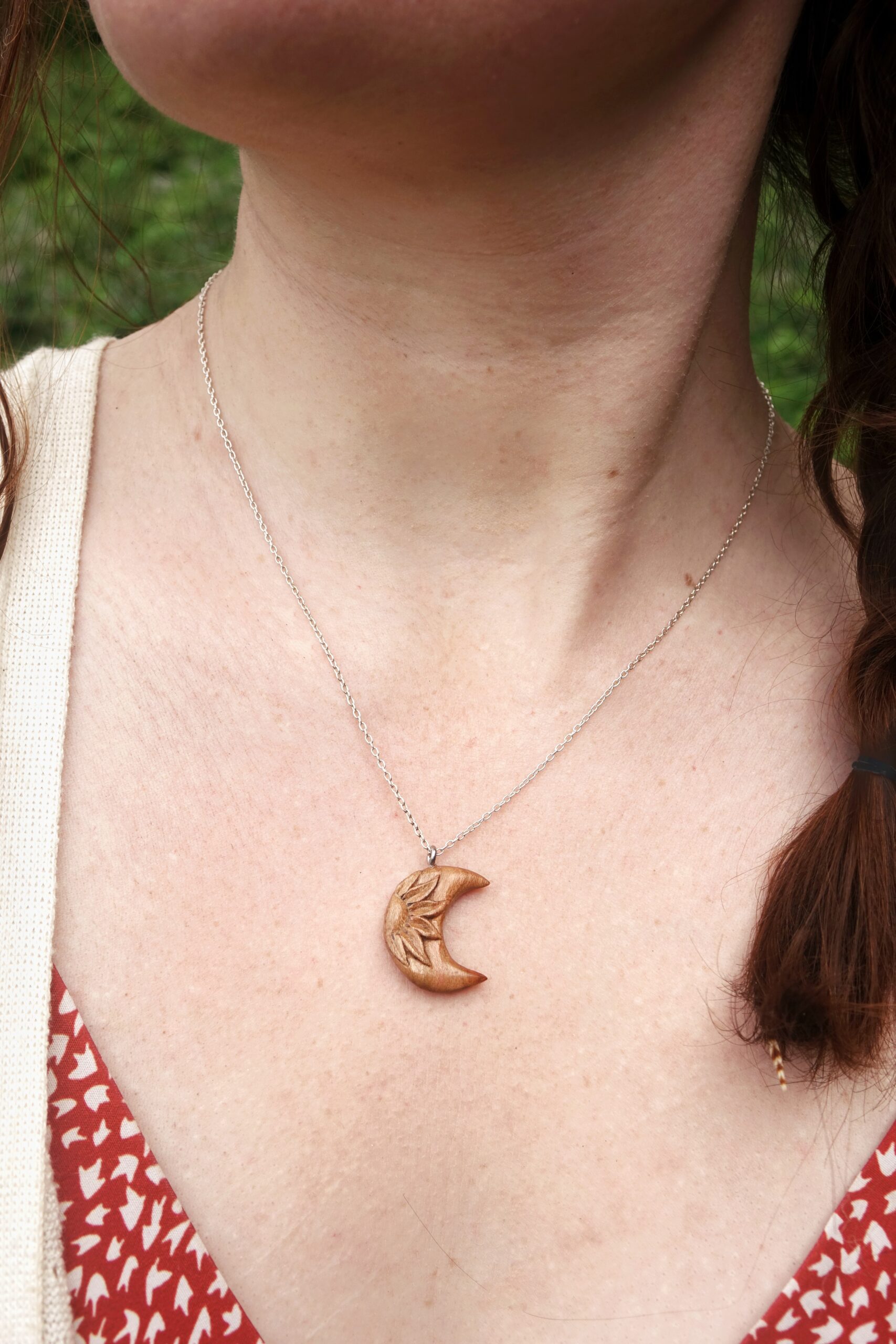 Lune d'été - Astral - pendentif sculpté en bois de prunier – Image 3