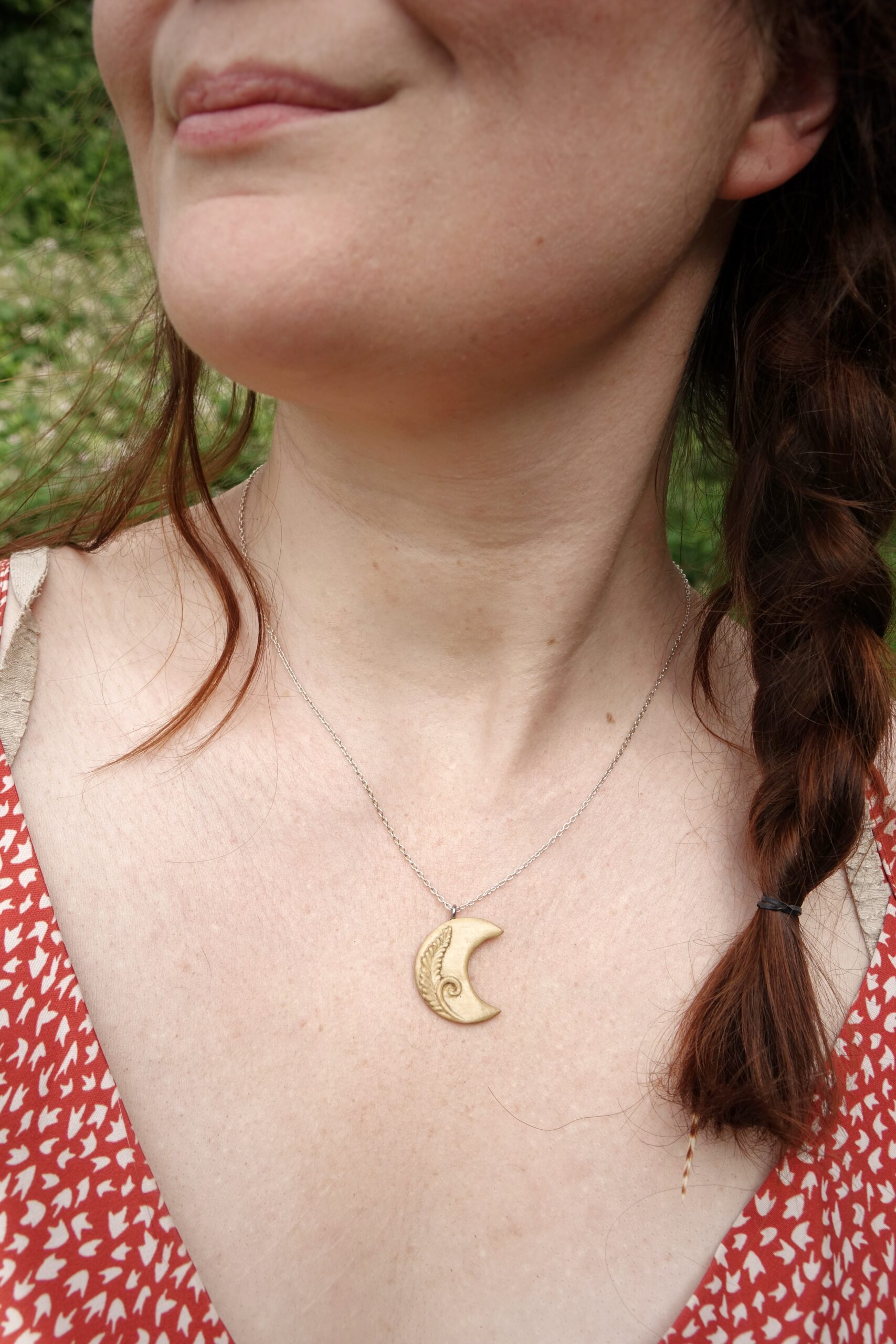 Lune de printemps - Spirae - pendentif sculpté en bois de buis – Image 4