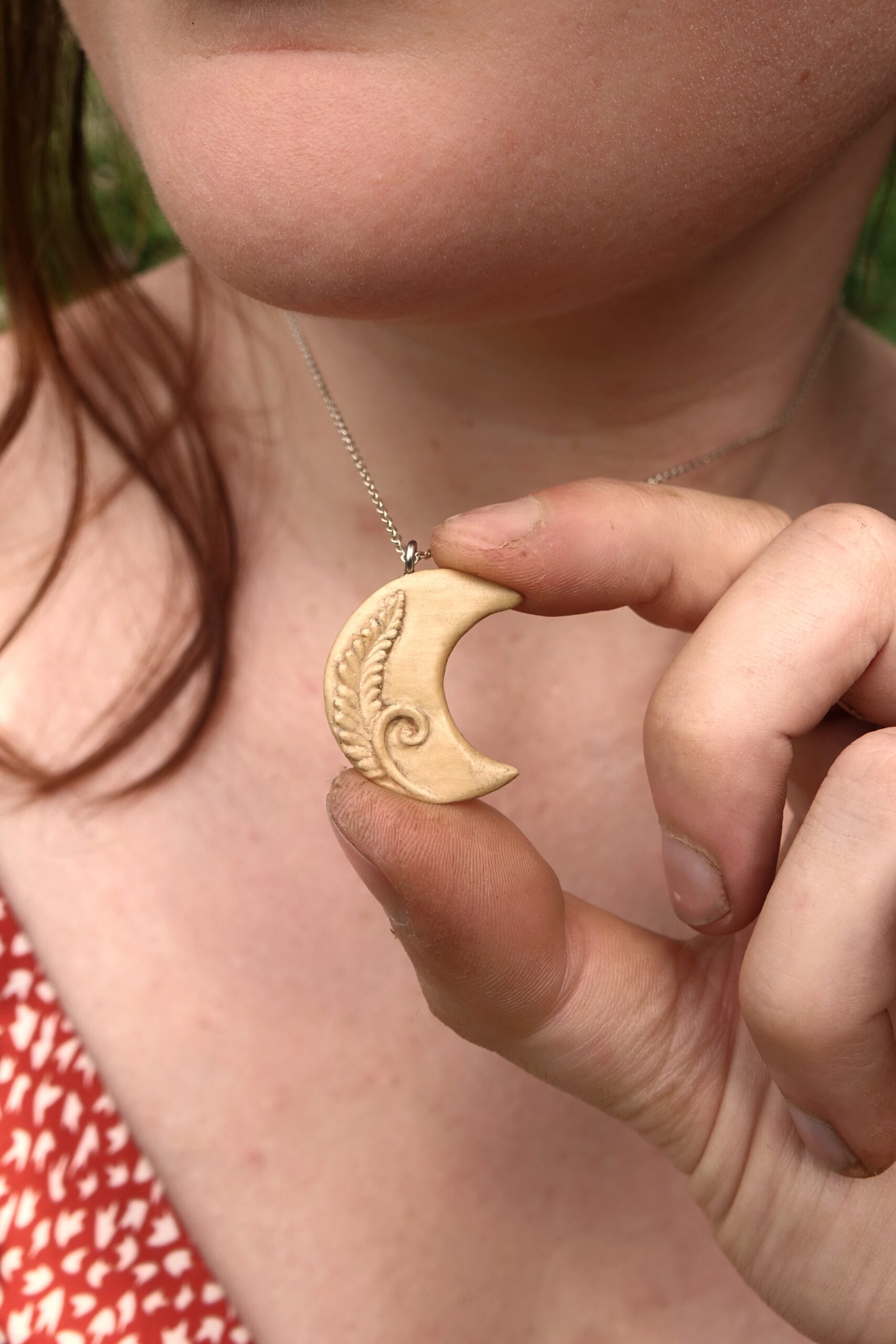 Lune de printemps - Spirae - pendentif sculpté en bois de buis – Image 5