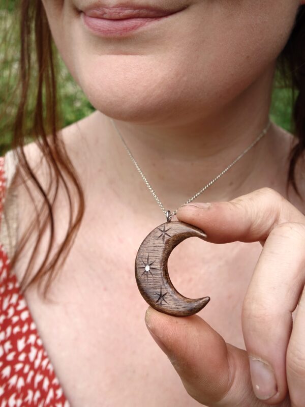 Lune d'hiver - Lumière - pendentif sculpté en noyer & nacre