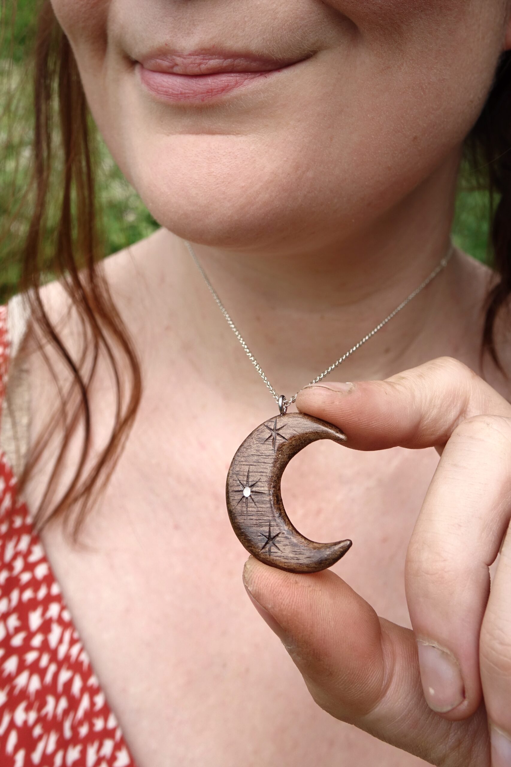 Lune d'hiver - Lumière - pendentif sculpté en noyer & nacre