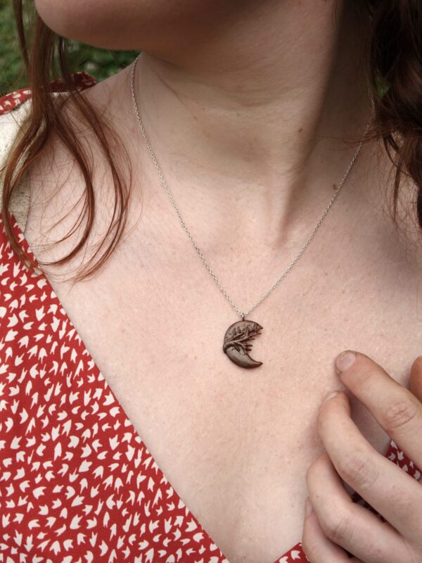 Lune d'hiver - Ramure - pendentif sculpté en noyer