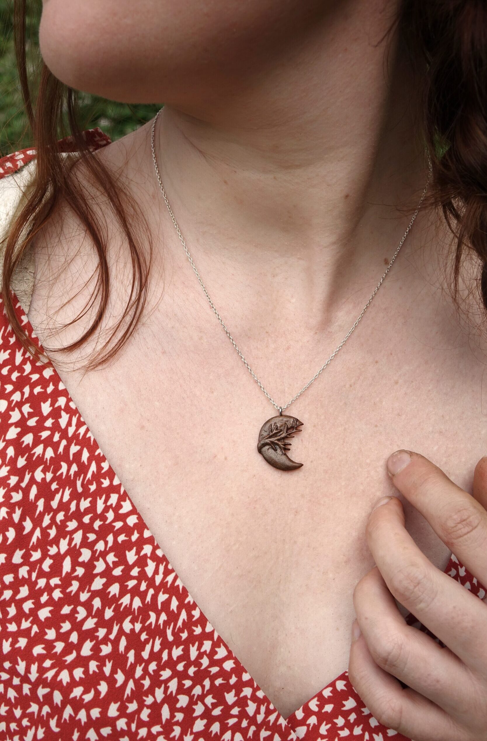 Lune d'hiver - Ramure - pendentif sculpté en noyer