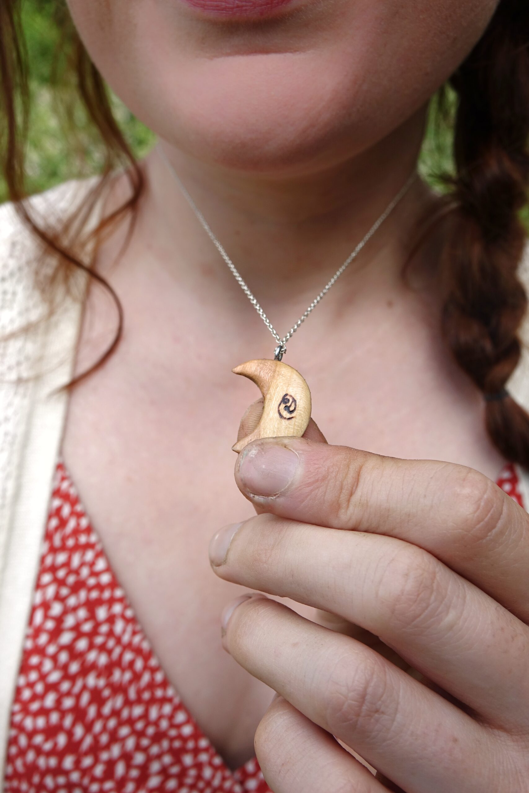 Lune d'été - Poppy - pendentif sculpté en bois de prunier – Image 4