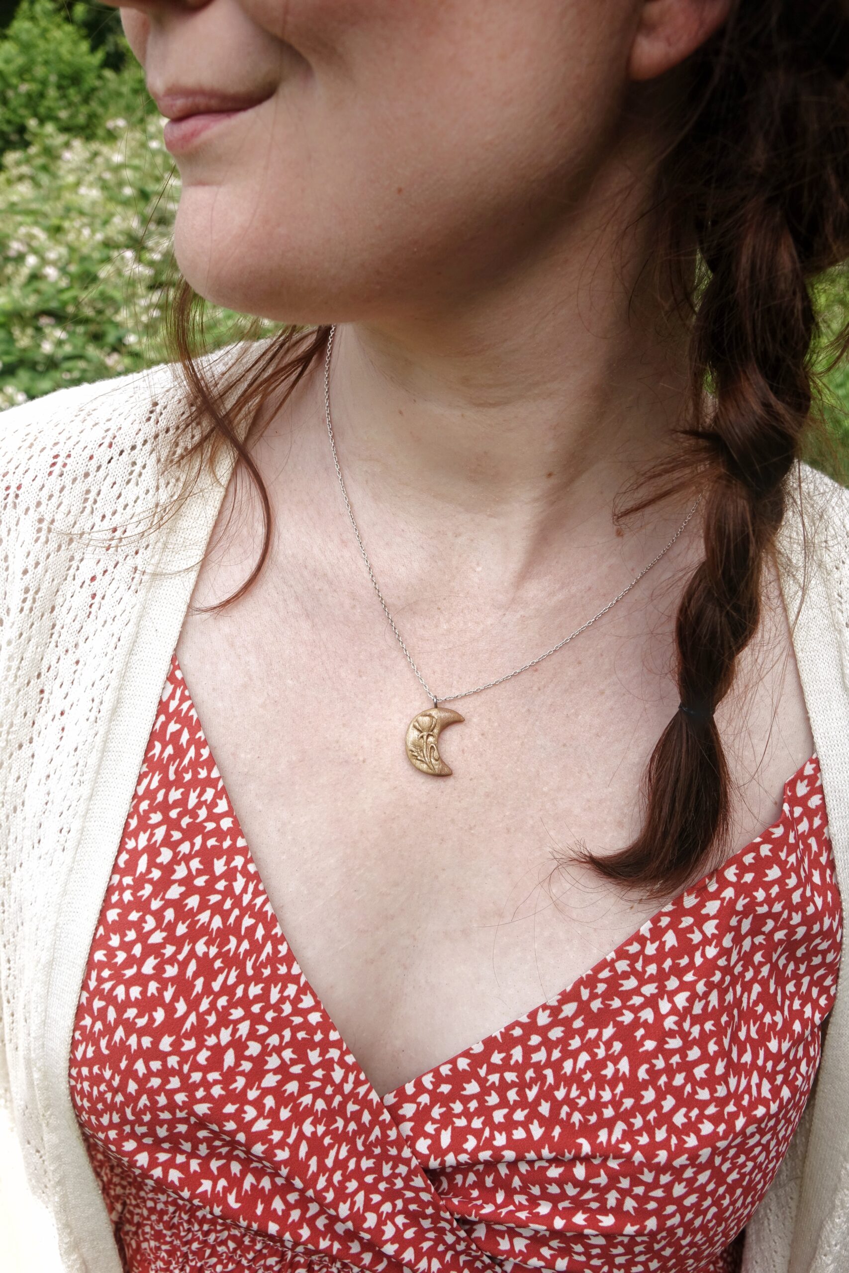 Lune d'été - Poppy - pendentif sculpté en bois de prunier – Image 2