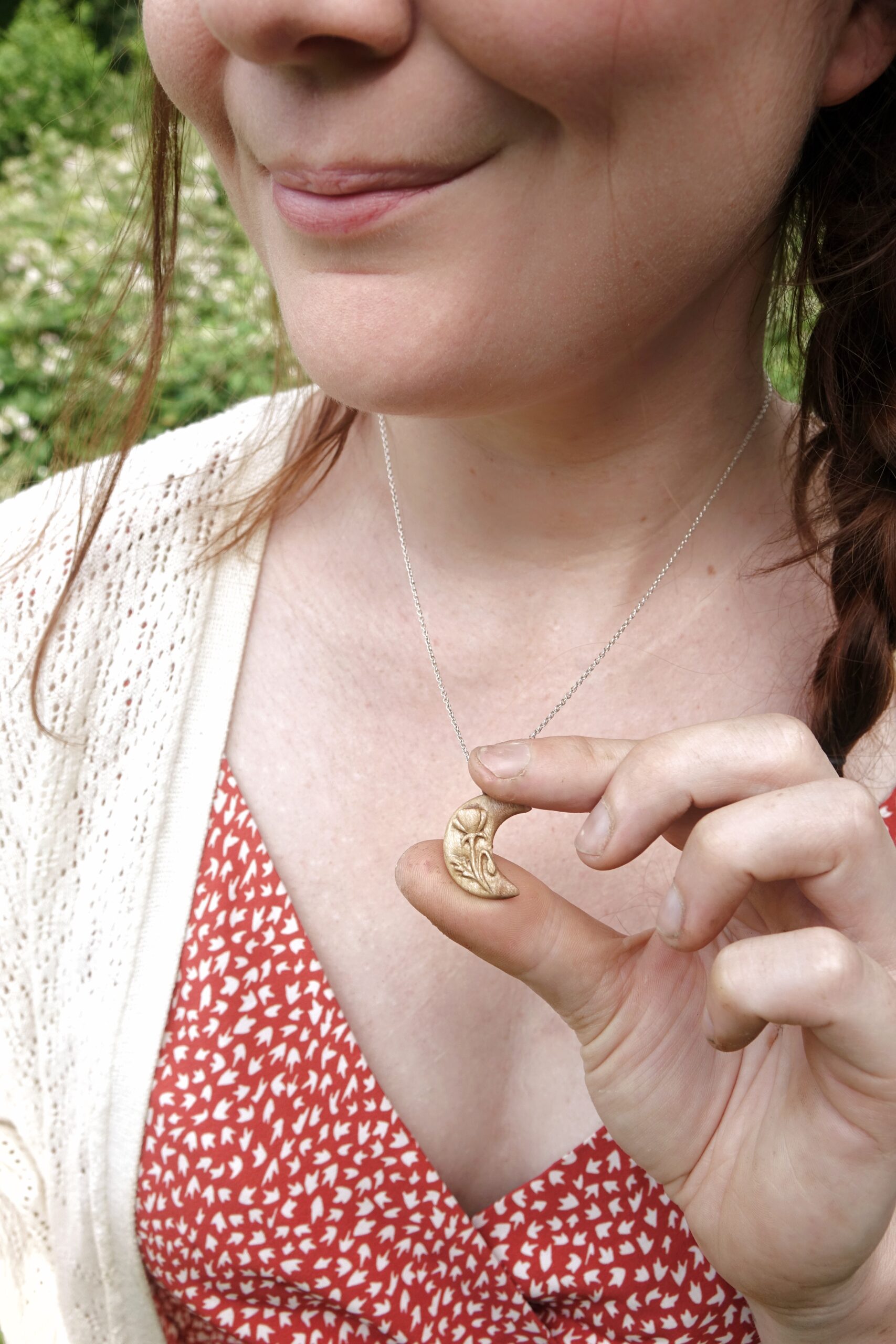 Lune d'été - Poppy - pendentif sculpté en bois de prunier – Image 3