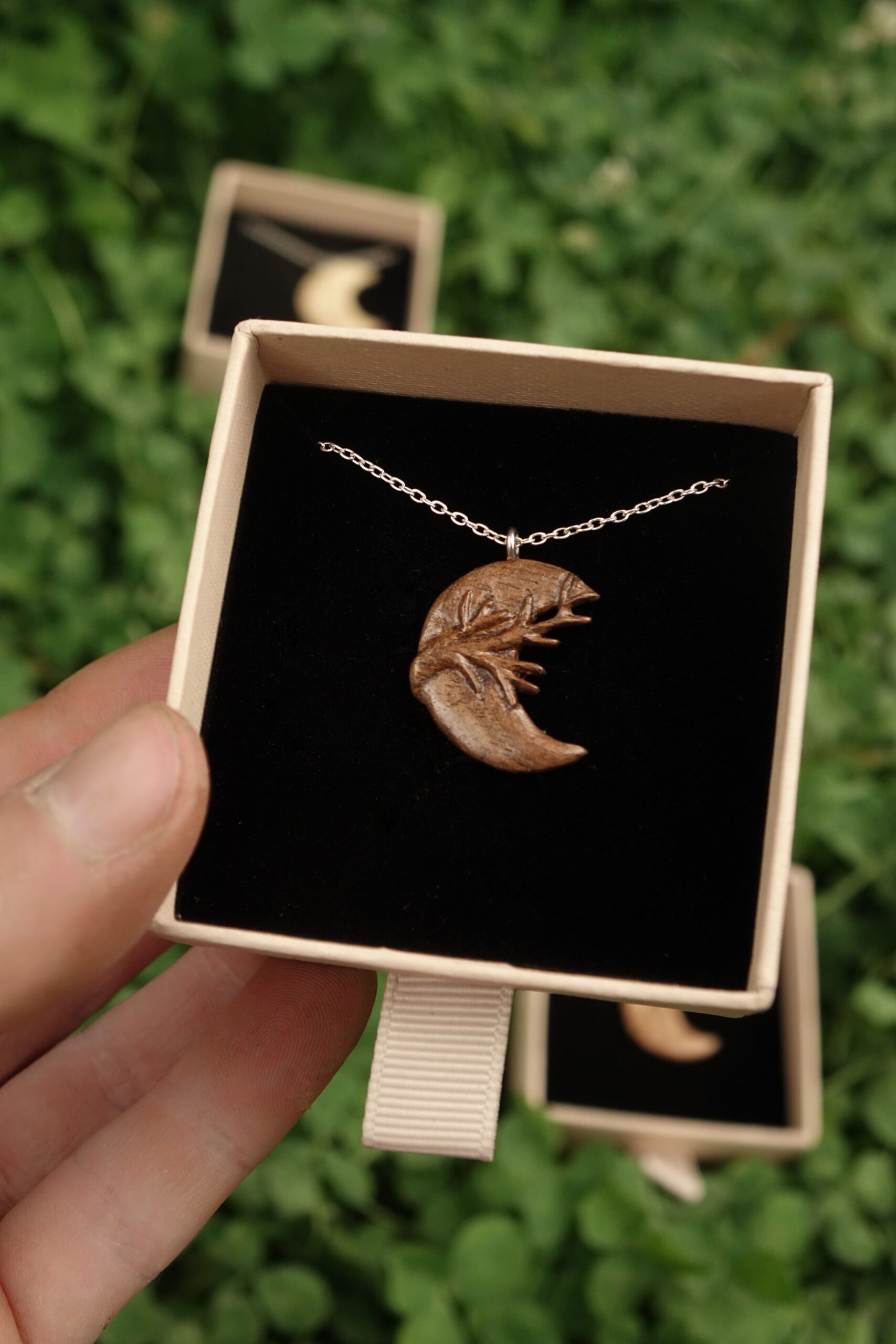 Lune d'hiver - Ramure - pendentif sculpté en noyer – Image 3
