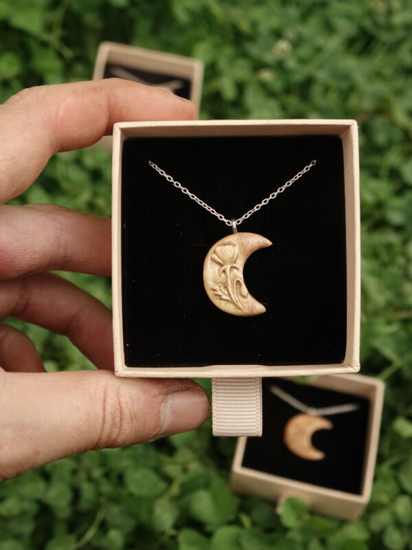 Lune d'été - Poppy - pendentif sculpté en bois de prunier