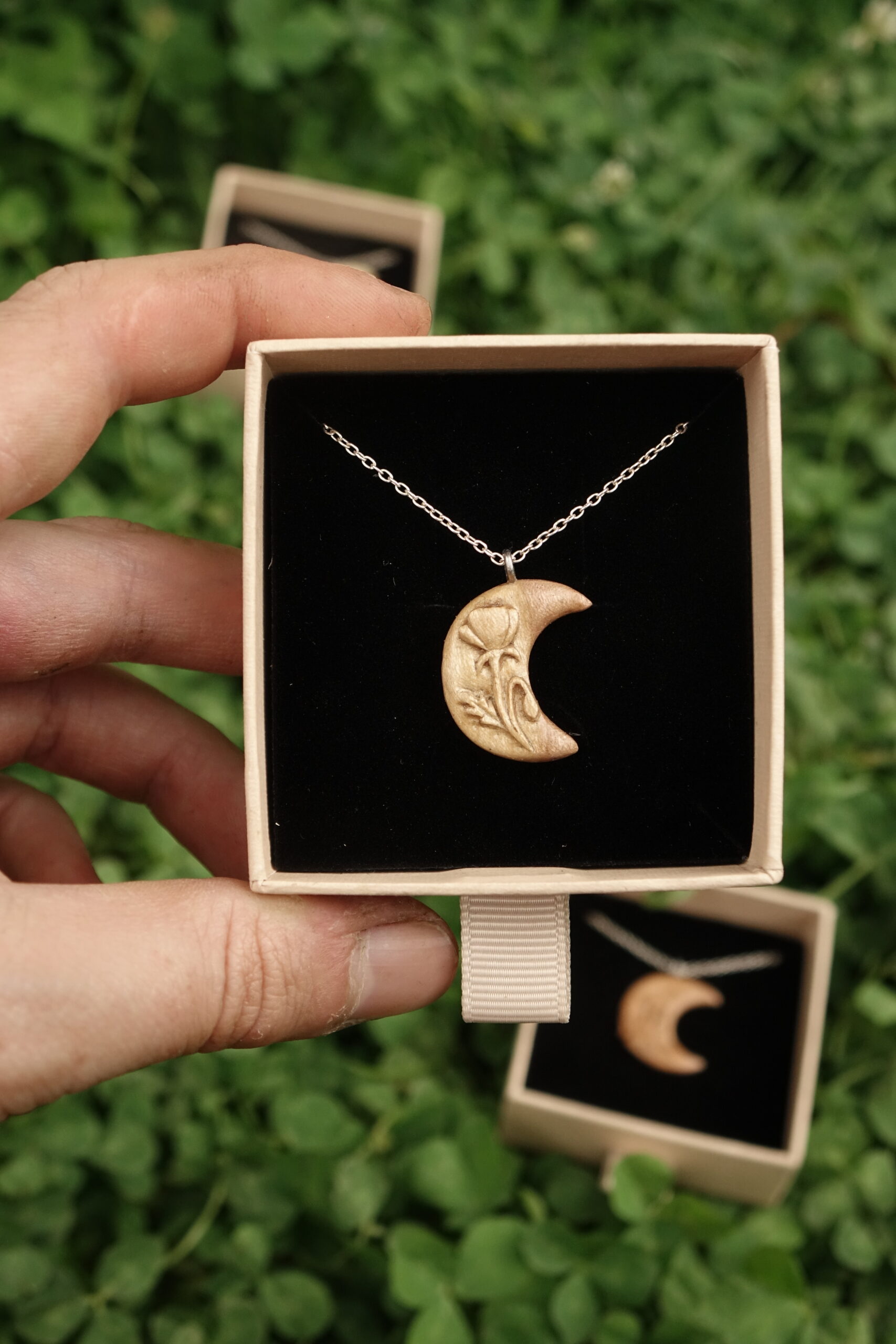 Lune d'été - Poppy - pendentif sculpté en bois de prunier