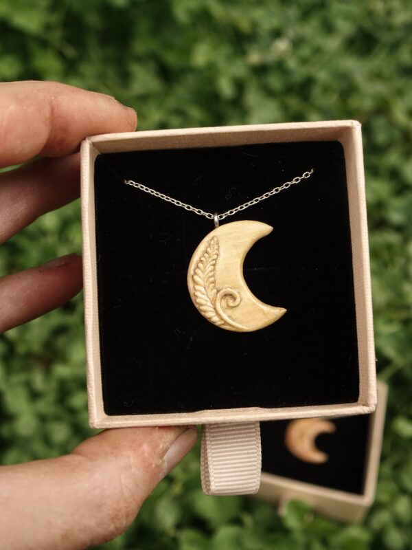Lune de printemps - Spirae - pendentif sculpté en bois de buis