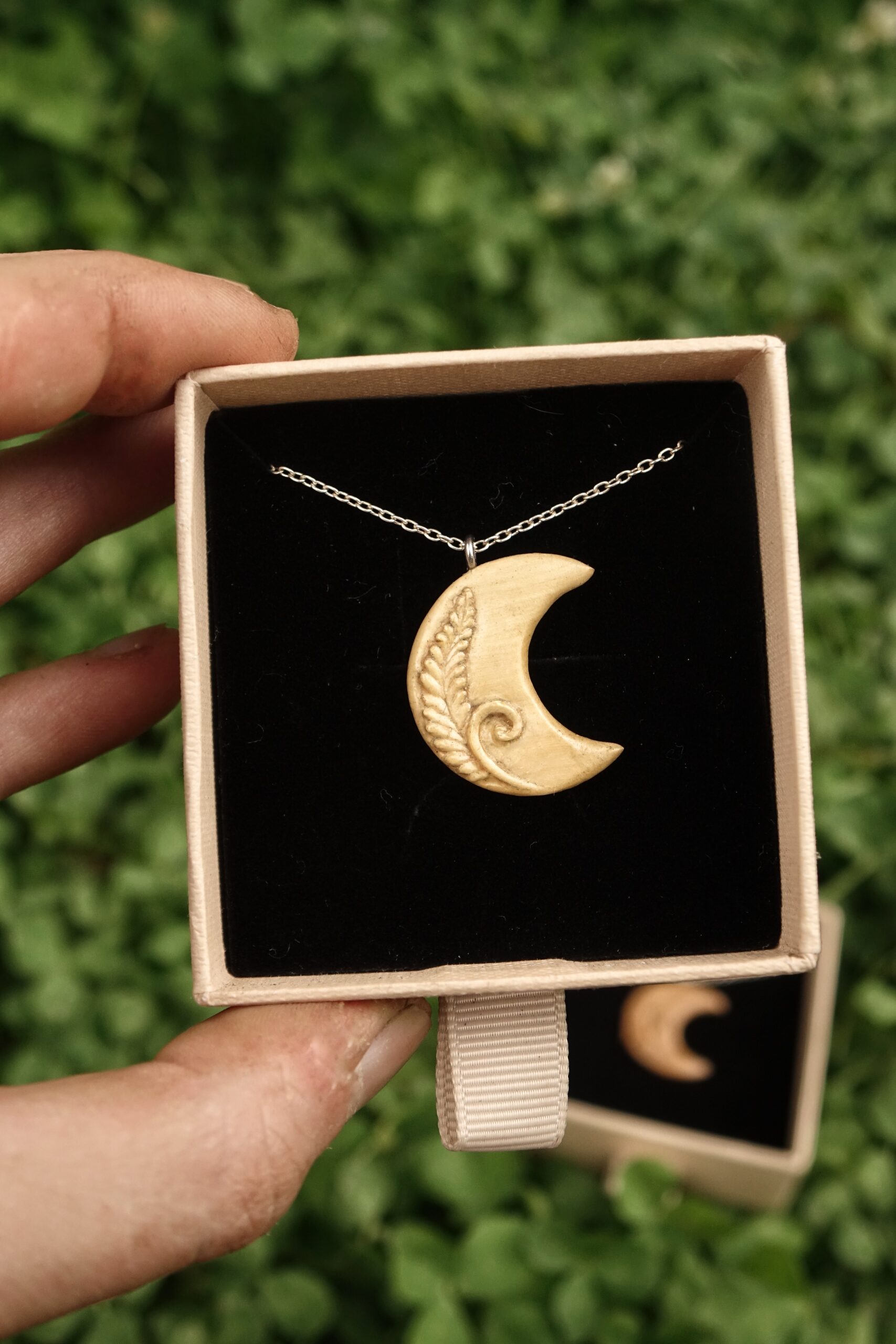 Lune de printemps - Spirae - pendentif sculpté en bois de buis