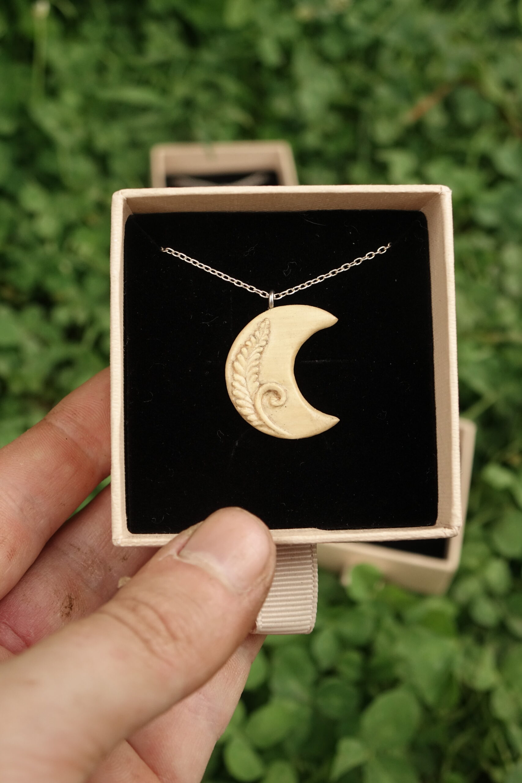 Lune de printemps - Spirae - pendentif sculpté en bois de buis – Image 3