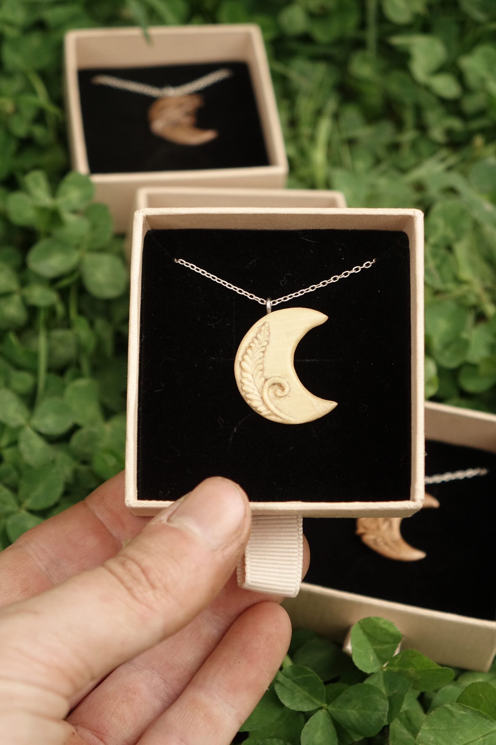Lune de printemps - Spirae - pendentif sculpté en bois de buis – Image 2