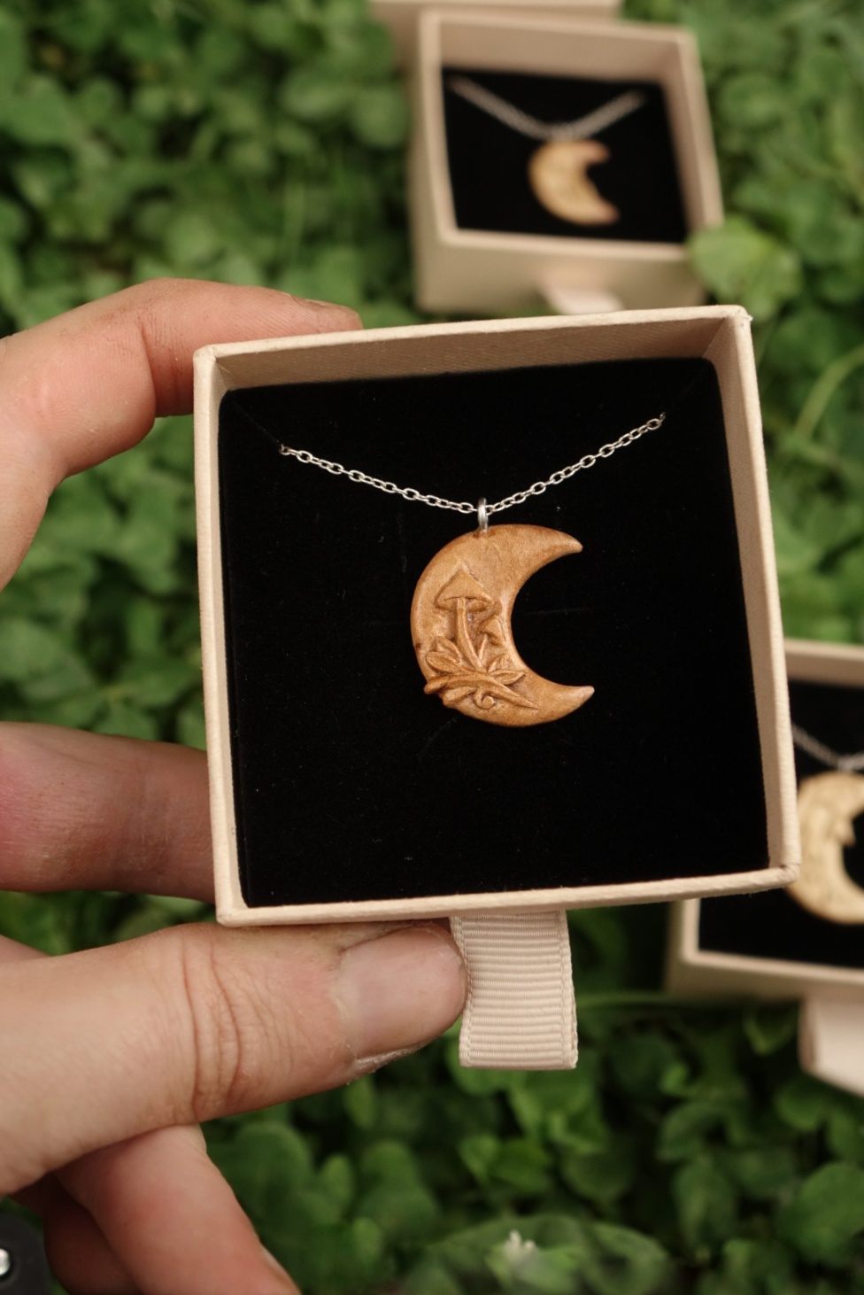 Lune d'automne - sous-bois - pendentif sculpté en pommier