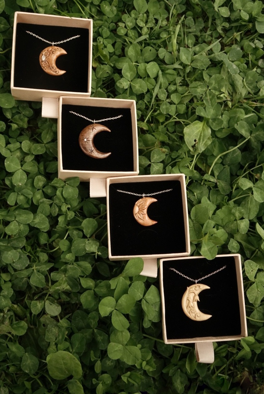 Lune d'hiver - Lumière - pendentif sculpté en noyer & nacre – Image 6