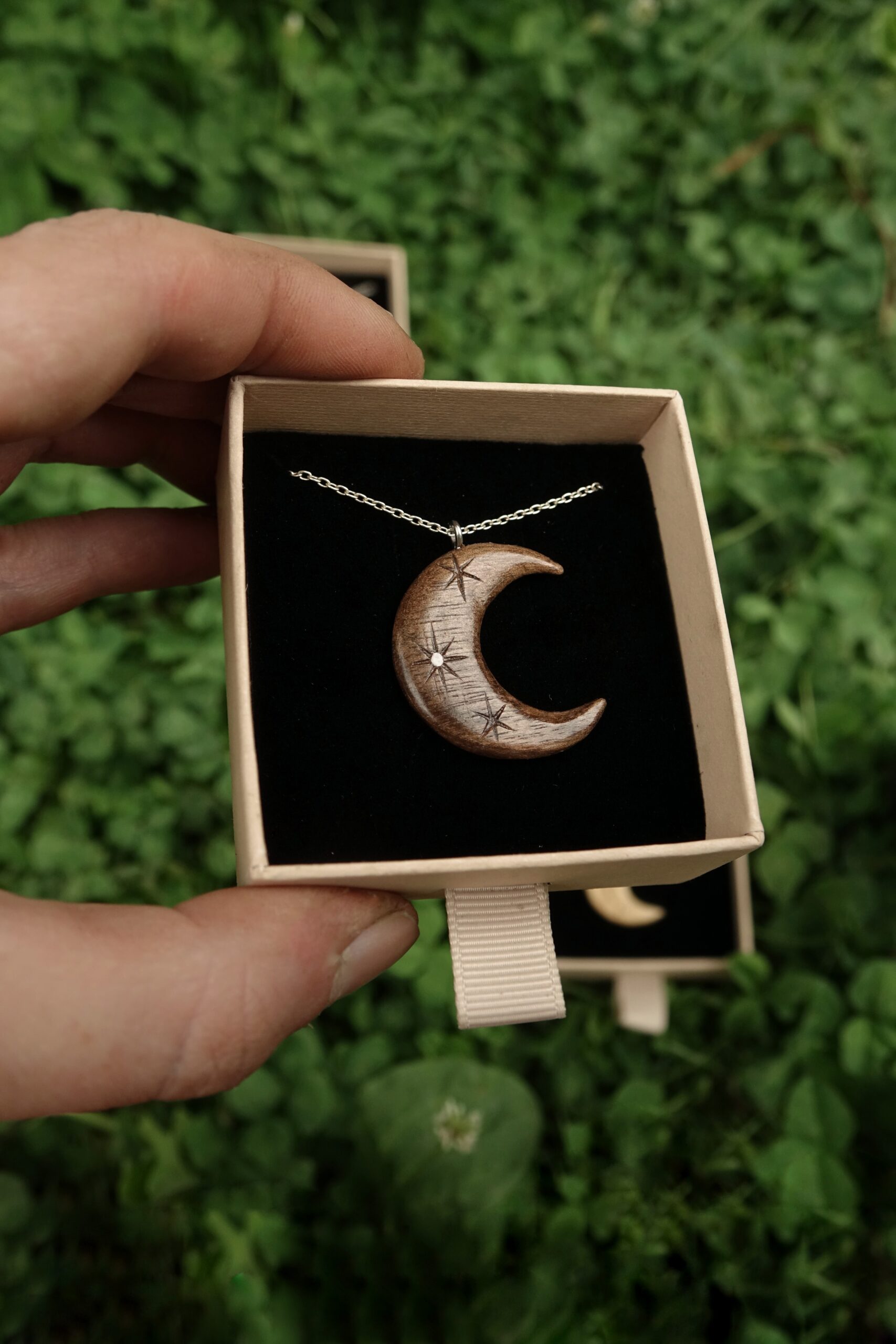 Lune d'hiver - Lumière - pendentif sculpté en noyer & nacre – Image 3