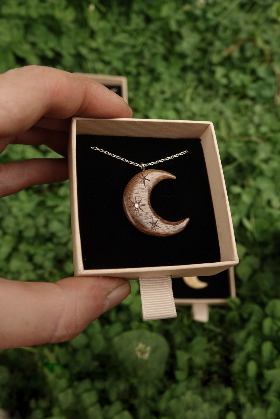 Lune d'hiver - Lumière - pendentif sculpté en noyer & nacre – Image 4