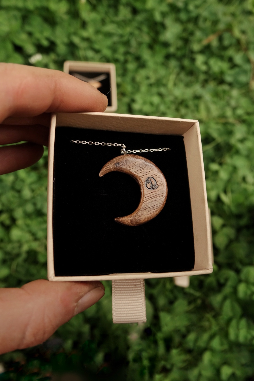 Lune d'hiver - Lumière - pendentif sculpté en noyer & nacre – Image 5