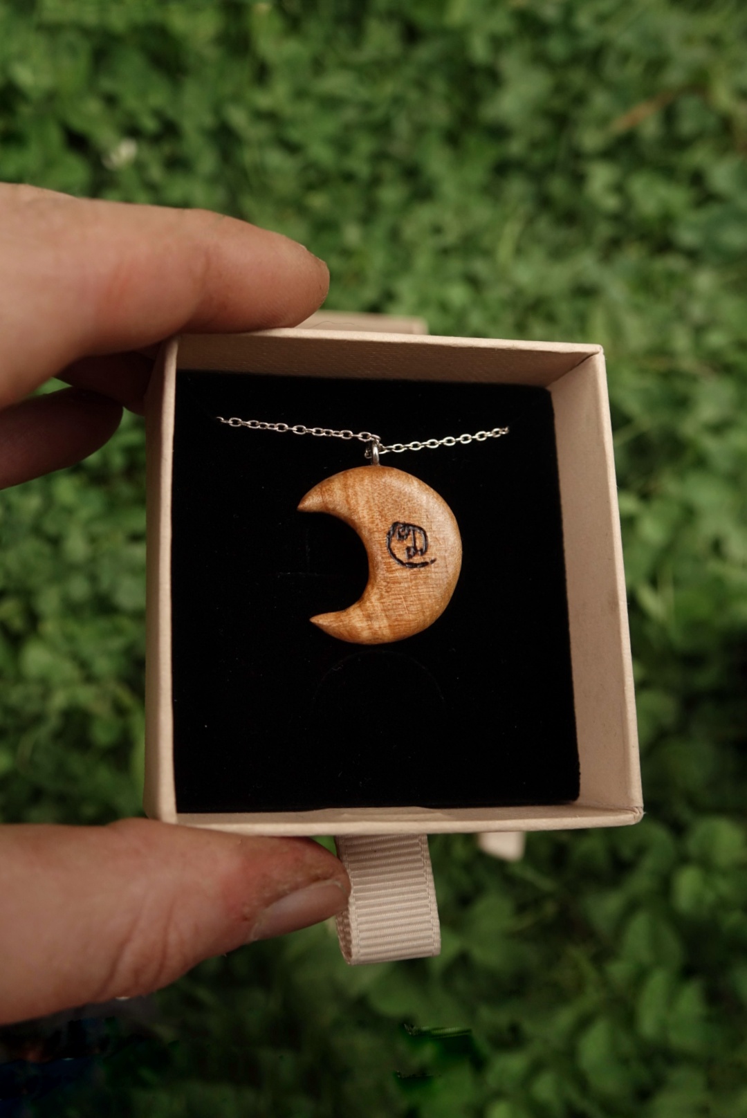 Lune d'été - Astral - pendentif sculpté en bois de prunier – Image 2