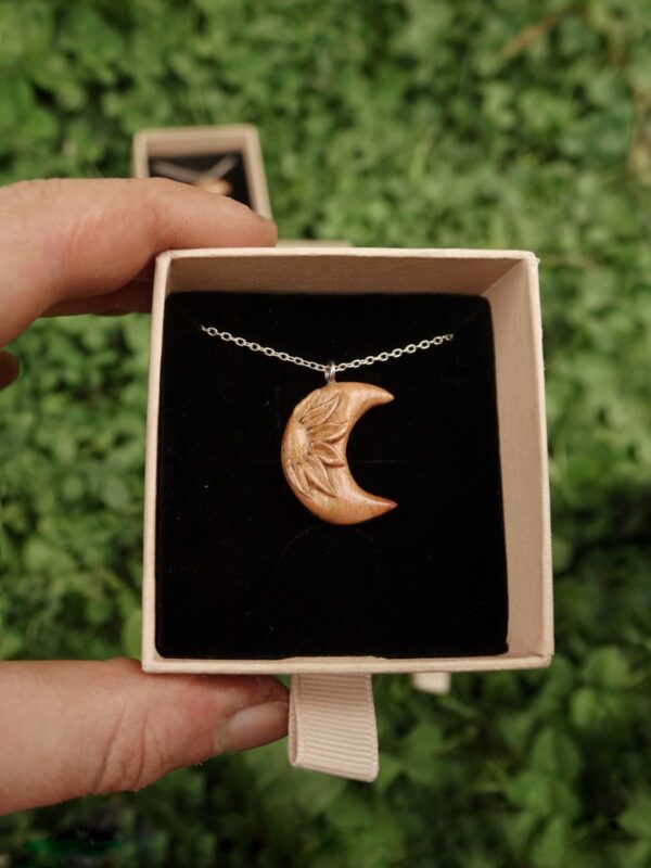 Lune d'été - Astral - pendentif sculpté en bois de prunier