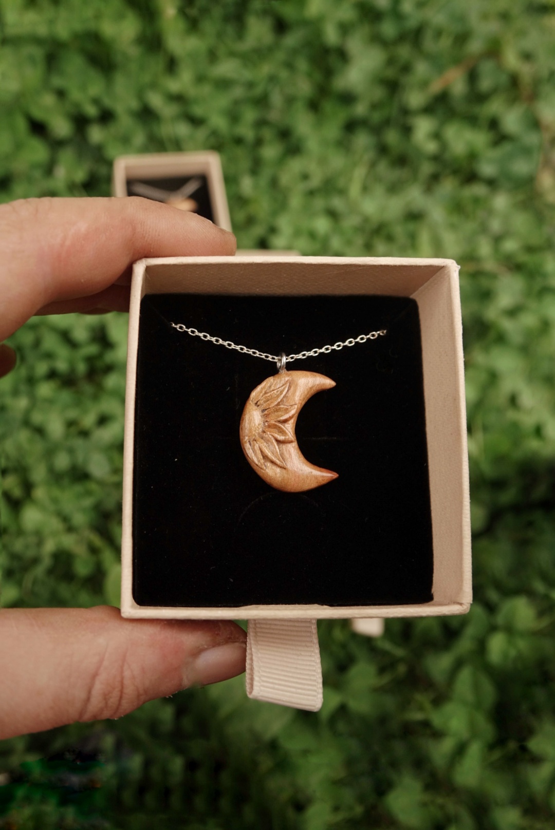 Lune d'été - Astral - pendentif sculpté en bois de prunier