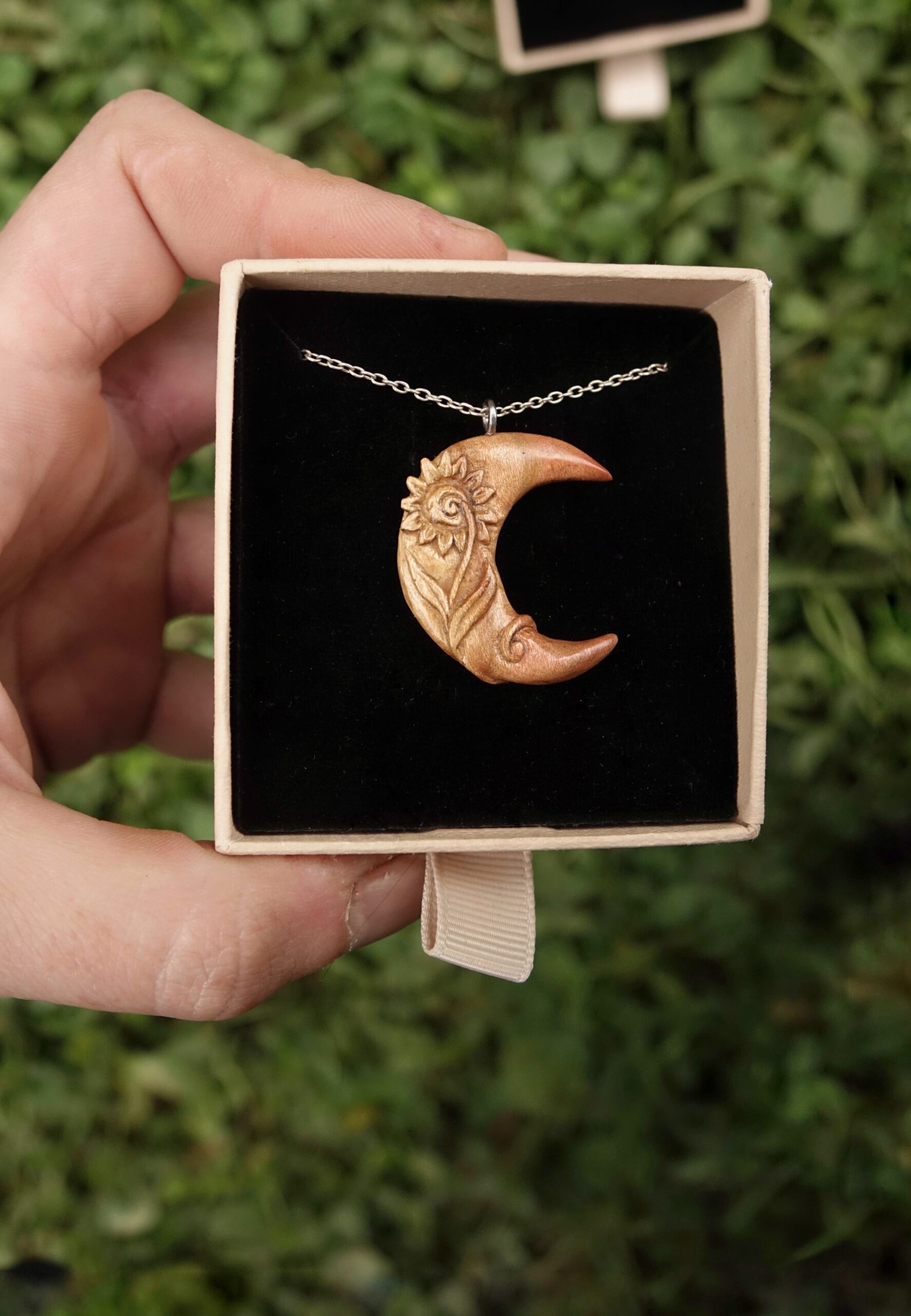 Lune d'été - Héliante - pendentif sculpté en bois de prunier – Image 2