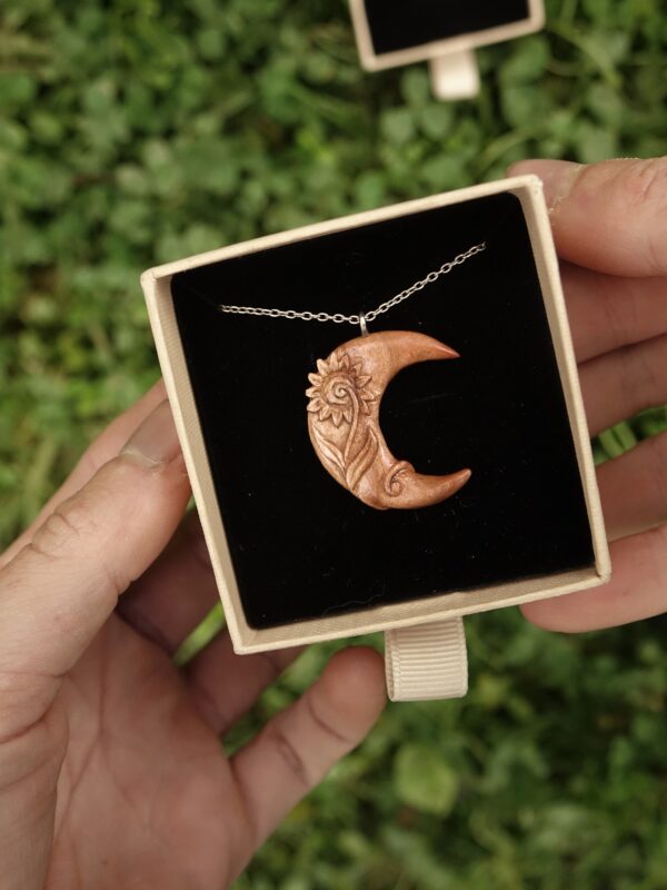 Lune d'été - Héliante - pendentif sculpté en bois de prunier