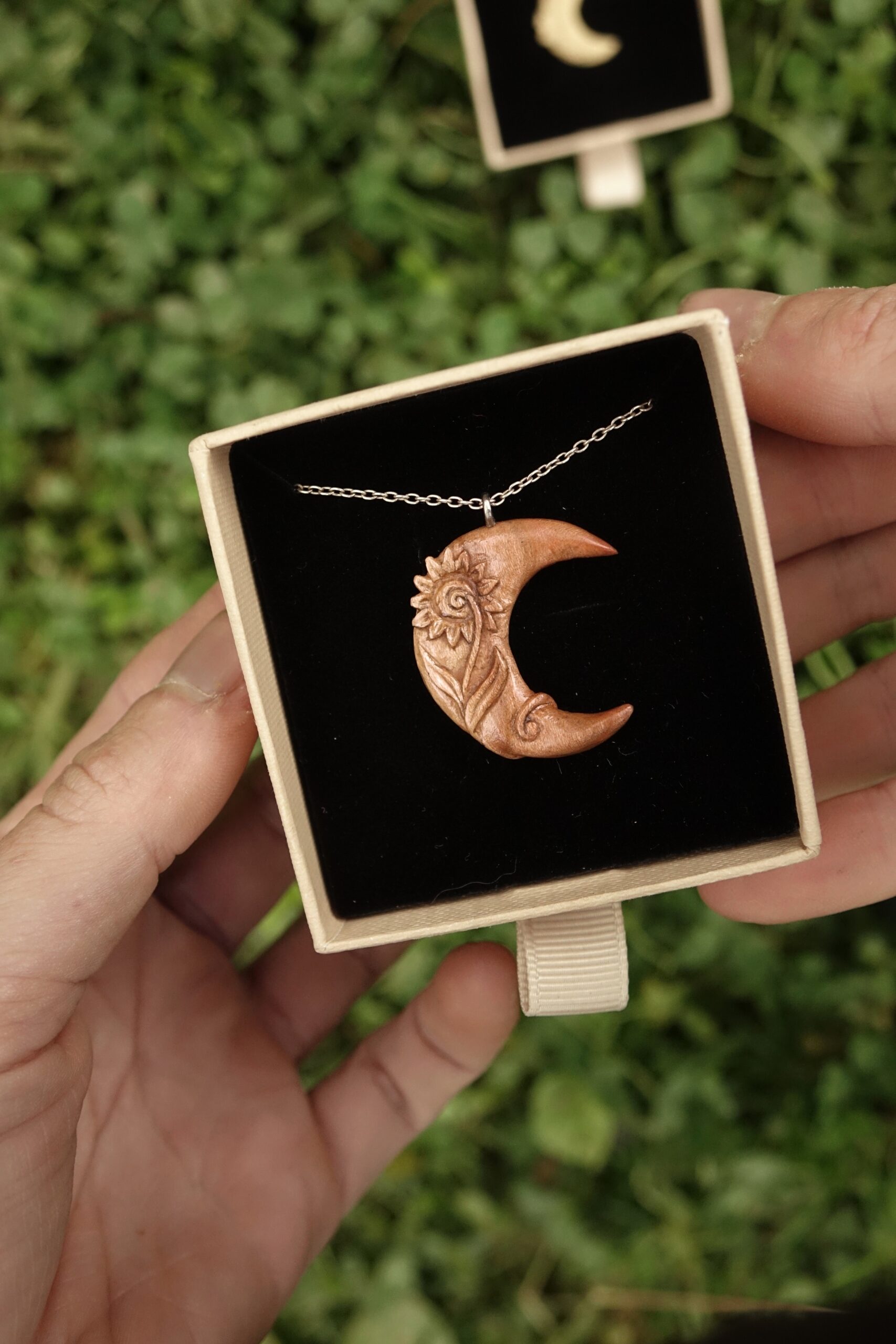Lune d'été - Héliante - pendentif sculpté en bois de prunier