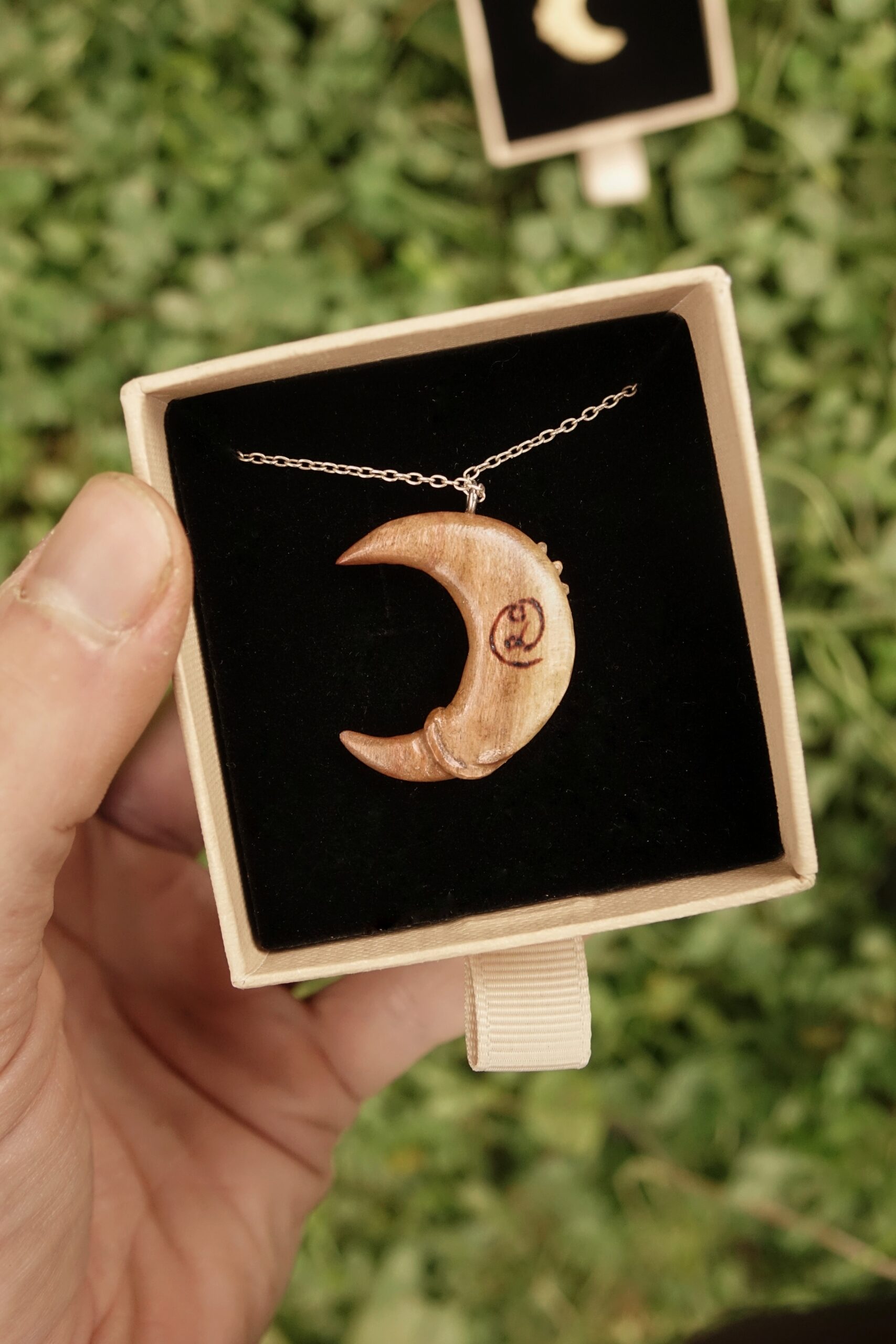Lune d'été - Héliante - pendentif sculpté en bois de prunier – Image 3