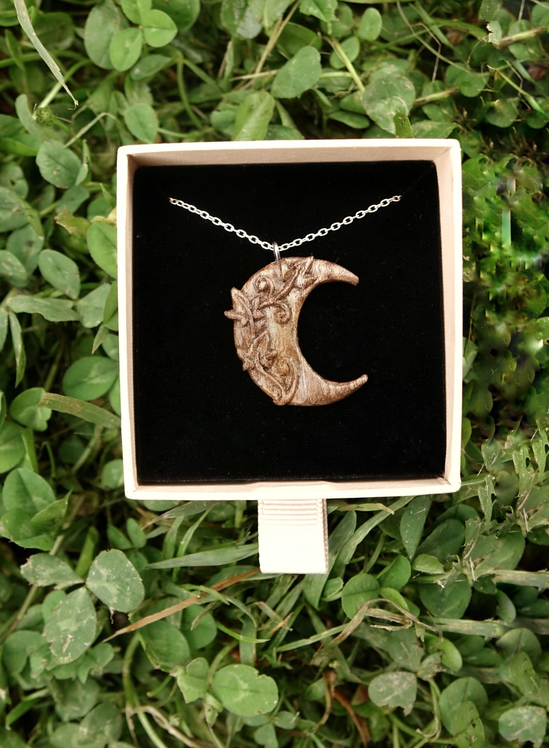 Lune d'hiver - Ancrage - pendentif sculpté en noyer