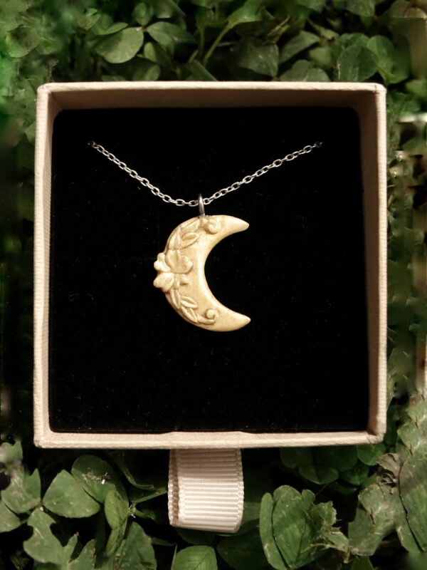 Lune de printemps - Eclosion - pendentif sculpté en bois de buis