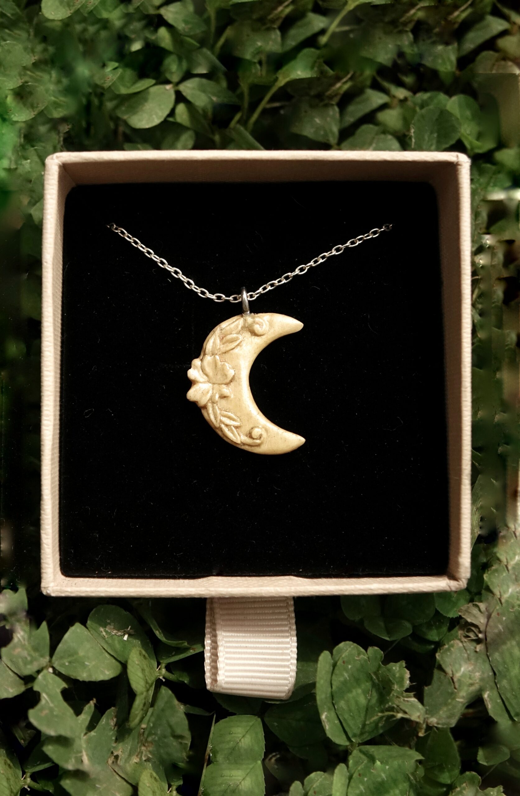 Lune de printemps - Eclosion - pendentif sculpté en bois de buis