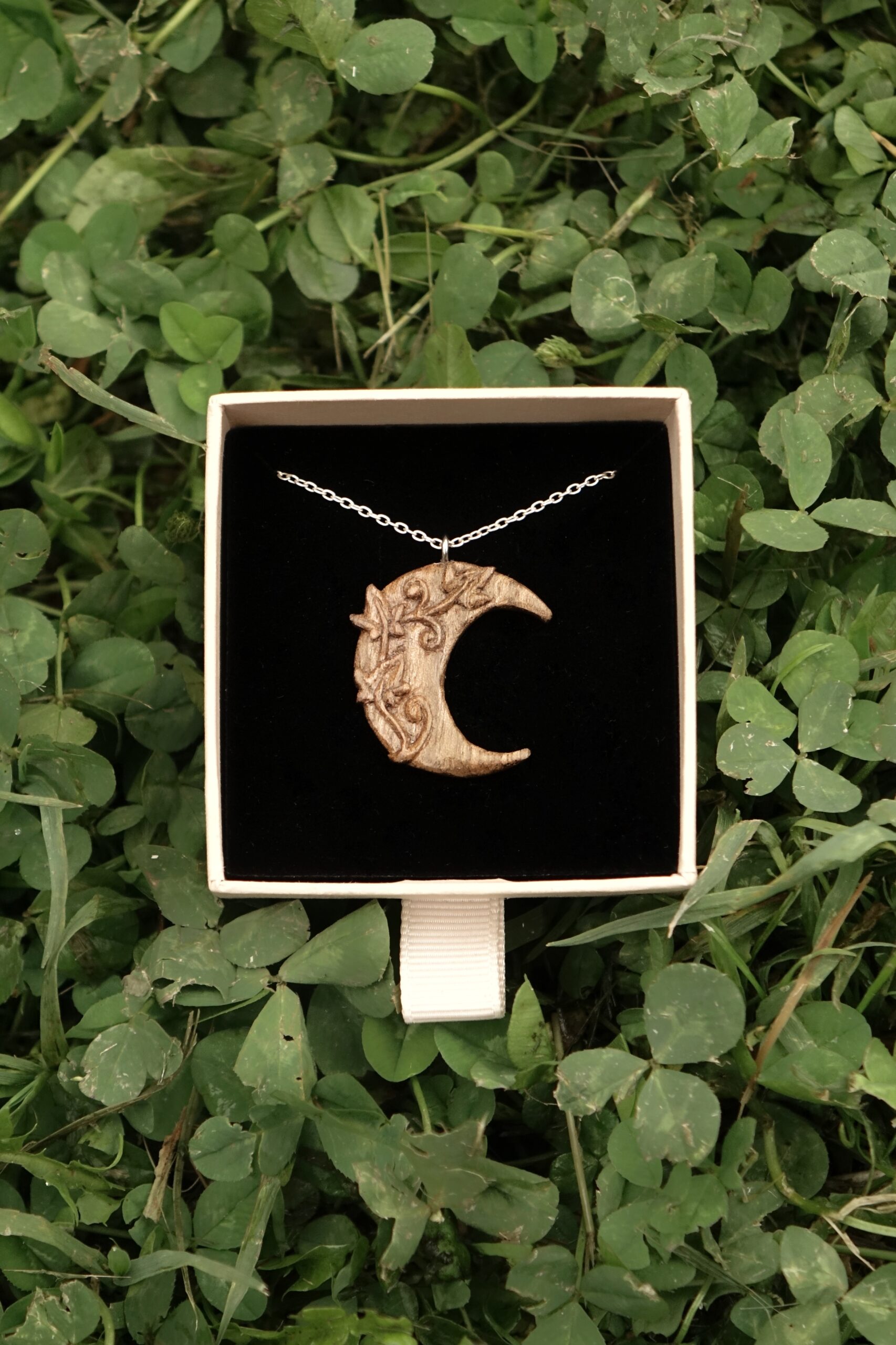 Lune d'hiver - Ancrage - pendentif sculpté en noyer – Image 2