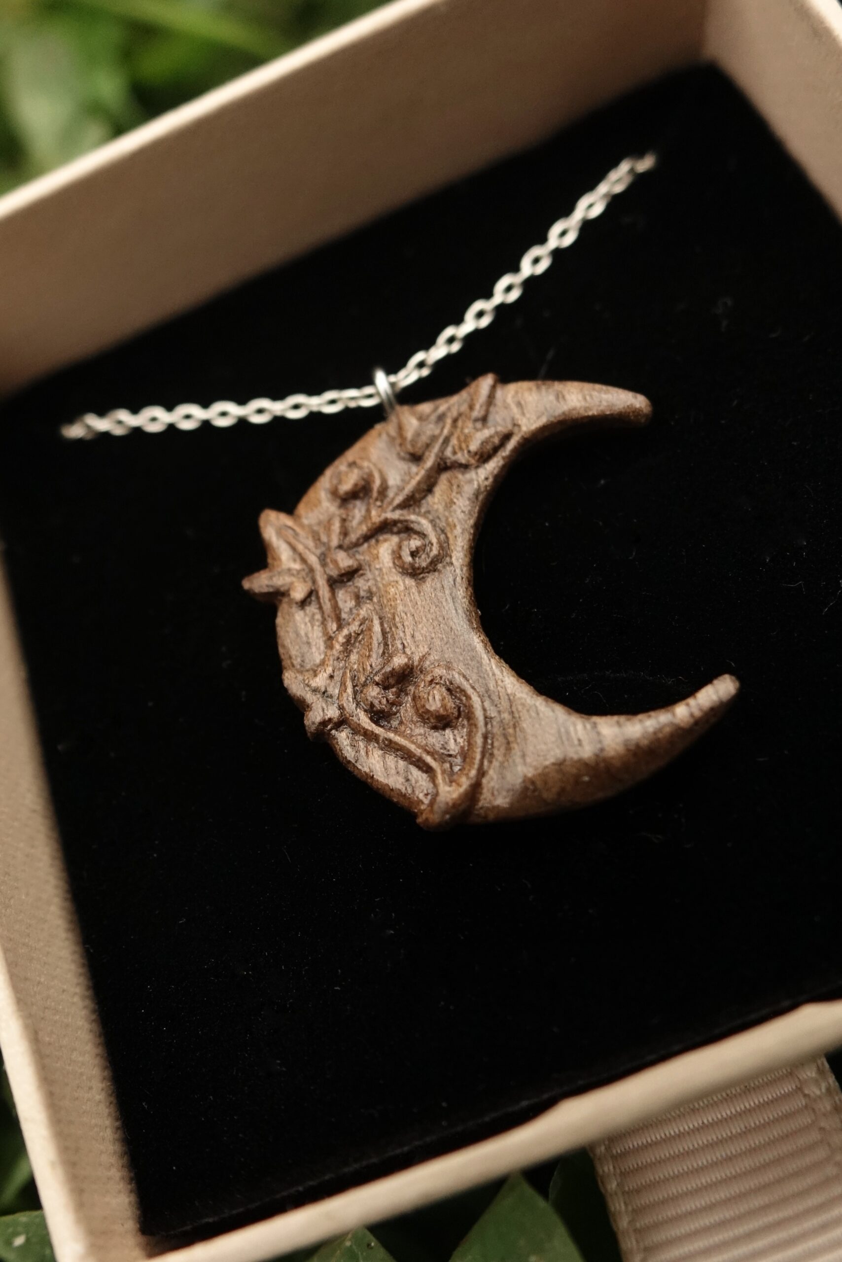 Lune d'hiver - Ancrage - pendentif sculpté en noyer – Image 3
