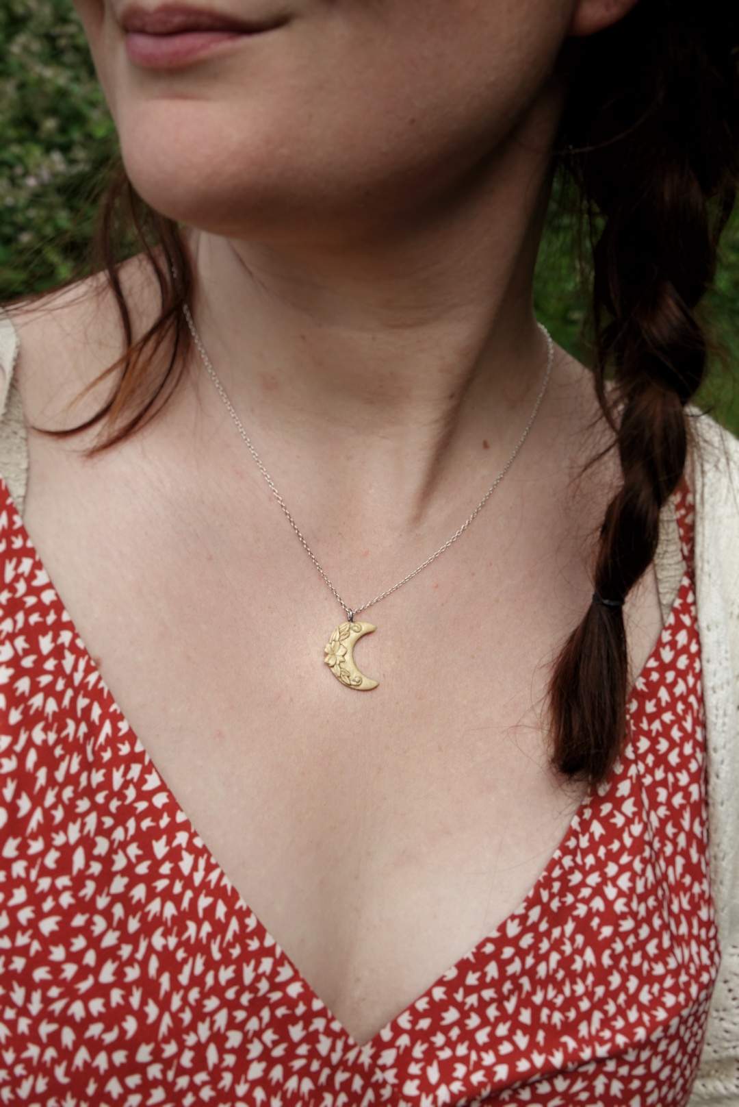Lune de printemps - Eclosion - pendentif sculpté en bois de buis – Image 3