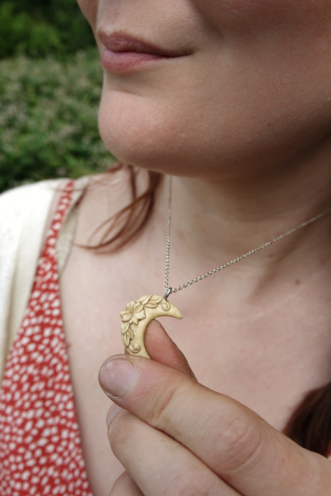 Lune de printemps - Eclosion - pendentif sculpté en bois de buis – Image 2