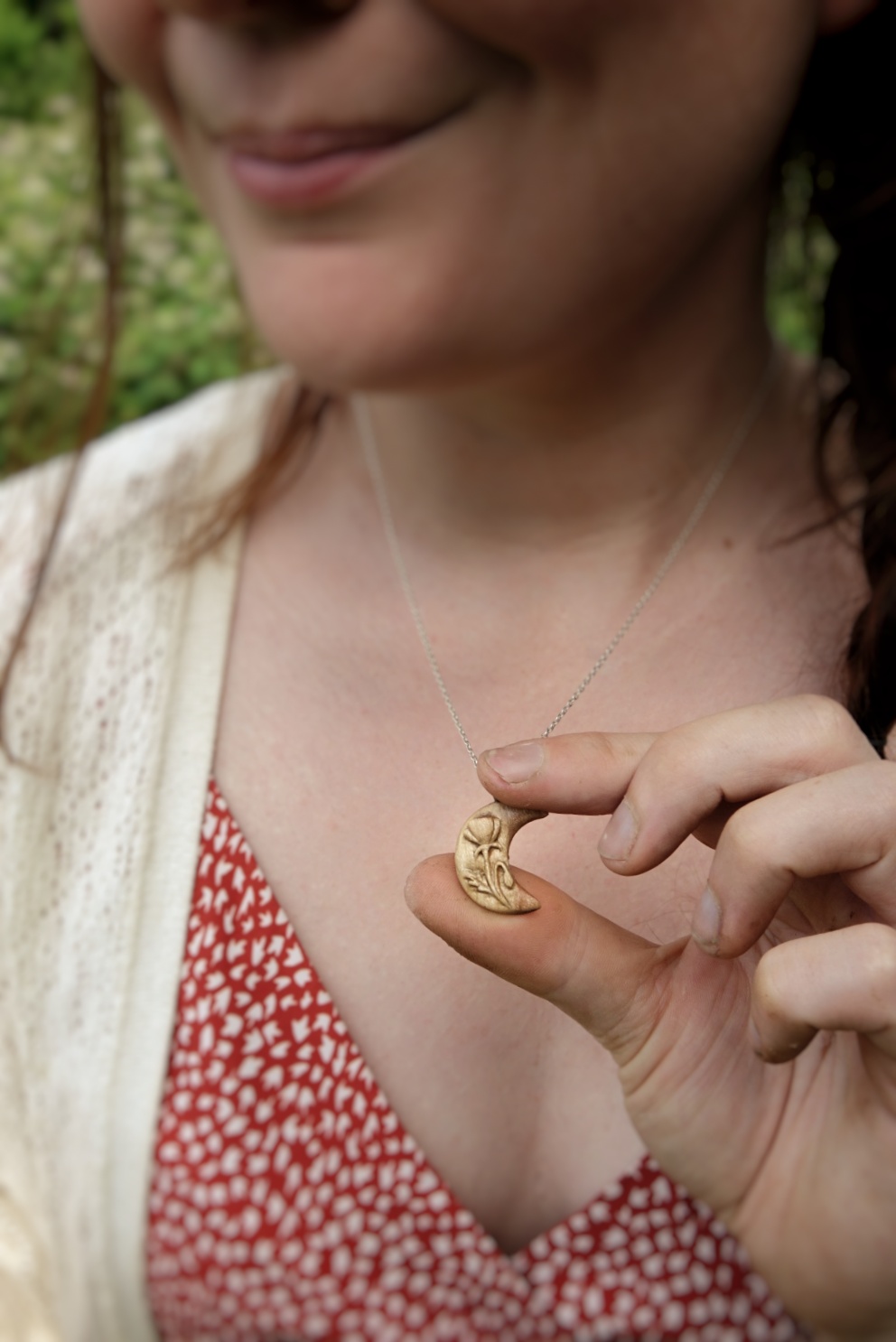Lune de printemps - Eclosion - pendentif sculpté en bois de buis – Image 4
